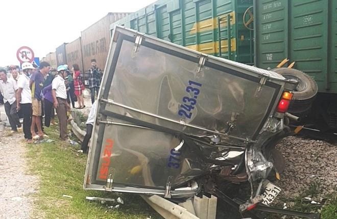 Can canh vu tau hoa tong xe tai o Nghe An hinh anh