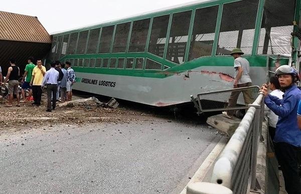 Hien truong vu 4 toa tau vang ra khoi duong ray, chan ngang quoc lo 1 hinh anh