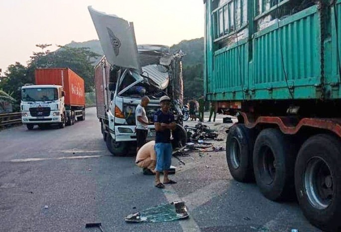 tông đuôi xe đầu kéo ảnh 1 tong duoi xe dau keo anh 1