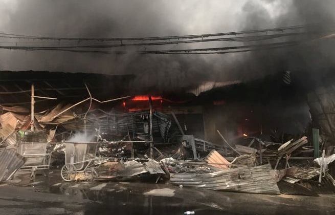 Lua bao trum cho tam, 400 ki ot bi thieu rui hinh anh