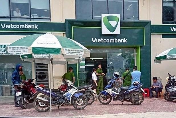 Nguoi xong vao ngan hang Vietcombank no sung la thuong uy cong an hinh anh