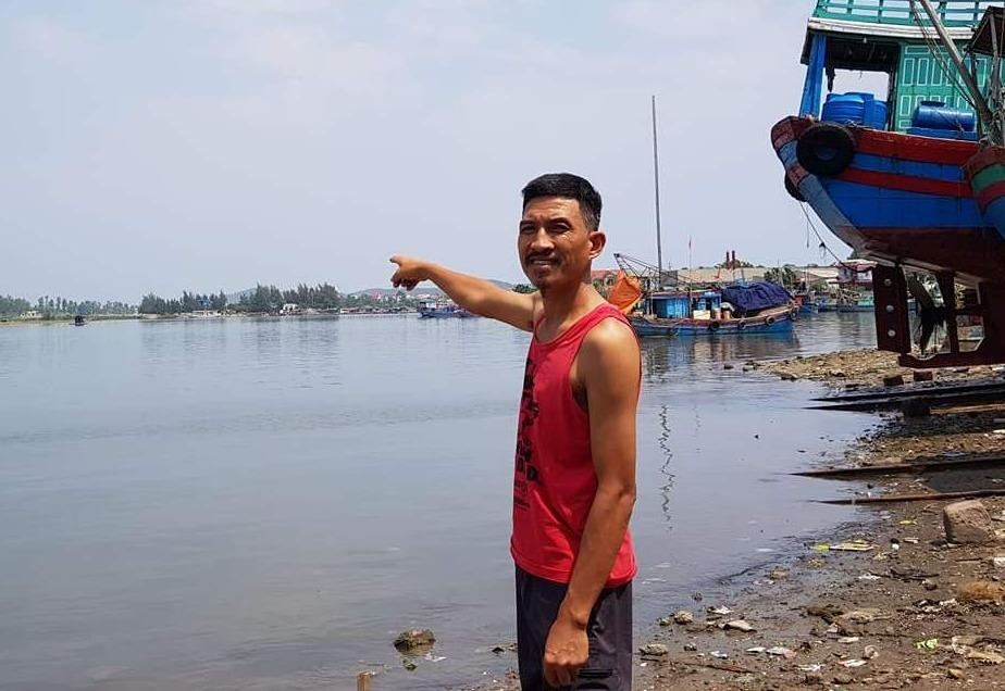 Lai xe ba gac lao xuong song cuu 3 be gai duoi nuoc hinh anh