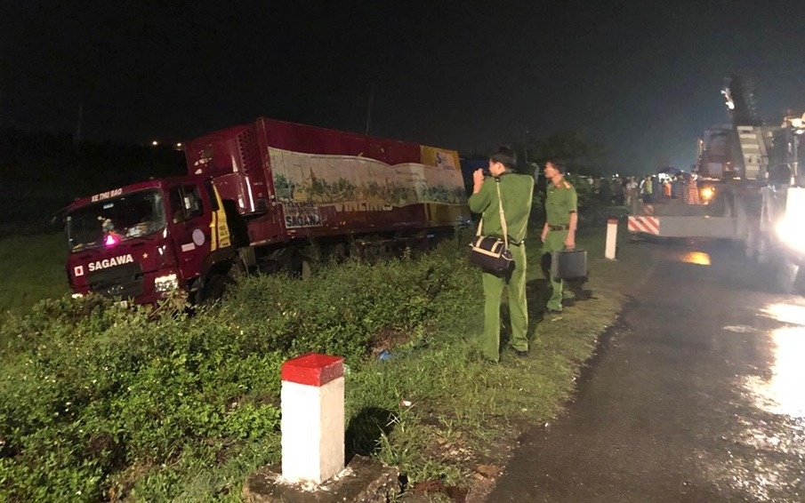 tài xế xe máy mắc kẹt trong gầm container ảnh 1 tai xe xe may mac ket trong gam container anh 1