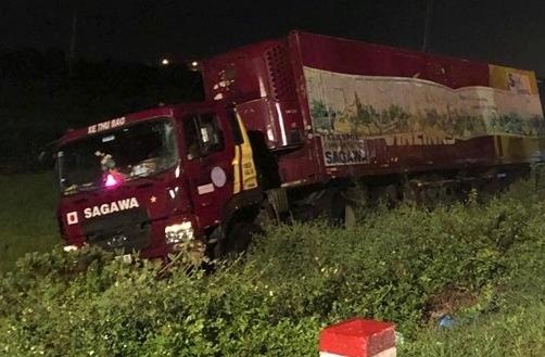 Thi the tai xe xe may mac ket trong gam container hinh anh