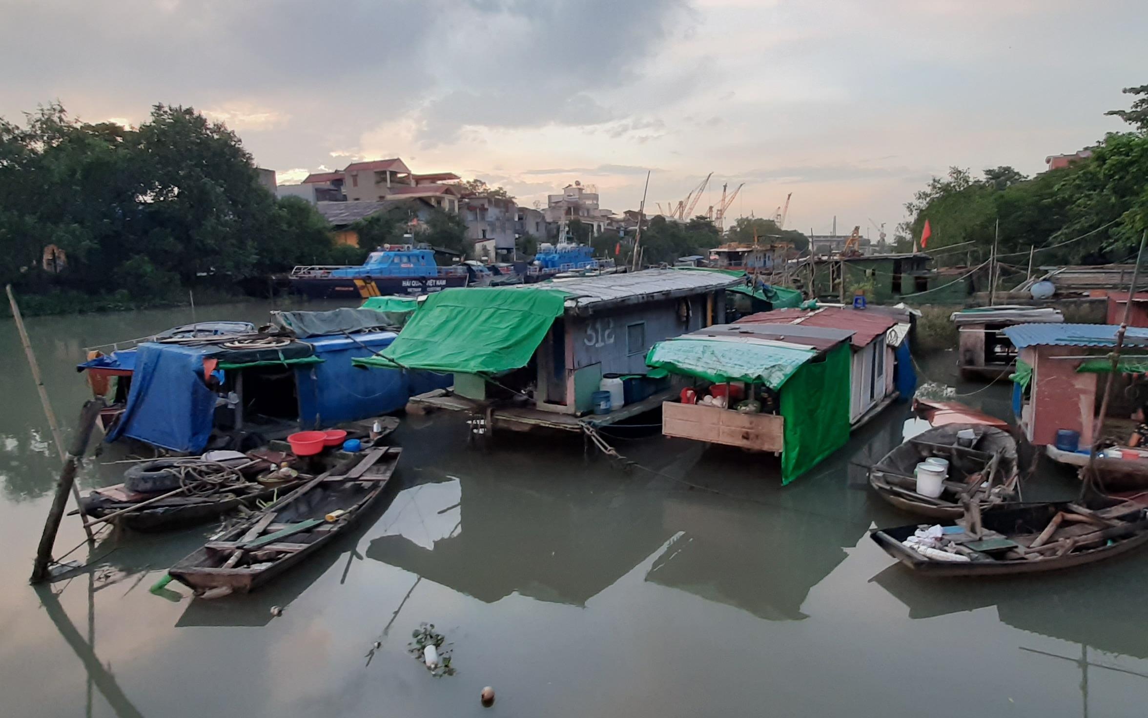 Xom chai ngheo giua long thanh pho hinh anh