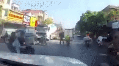 Nam thanh nien cho ban gai vuot den do nga ra duong khi gap canh sat hinh anh