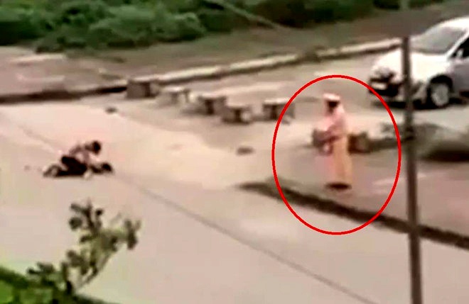 kỷ luật nam CSGT đứng nhìn cô gái ảnh 1 ky luat nam CSGT dung nhin co gai anh 1