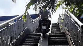 Xe may lao vun vut tren cau vuot danh cho nguoi di bo hinh anh