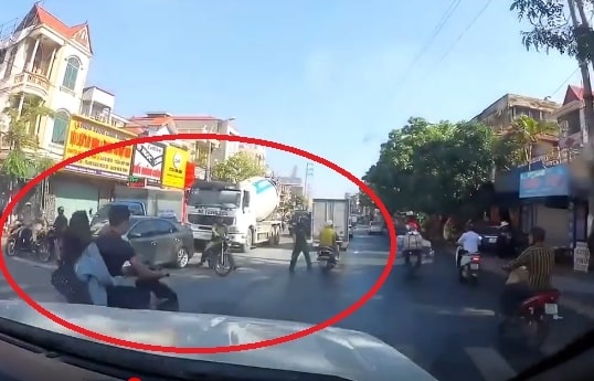 vụ đôi nam nữ vượt đèn đỏ ảnh 1 vu doi nam nu vuot den do anh 1