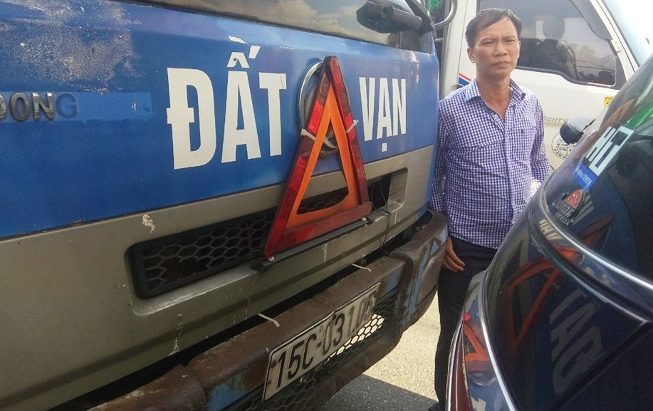 Tai xe tim nguoi gay tai nan tra lai tien thua 12 trieu hinh anh