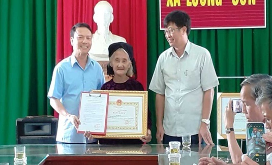 Cu ba 83 tuoi dap xe len xa xin thoat ngheo duoc tang bang khen hinh anh