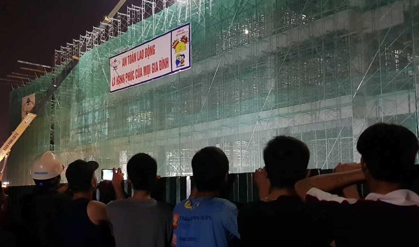 Sap gian giao, 5 cong nhan gap nan hinh anh