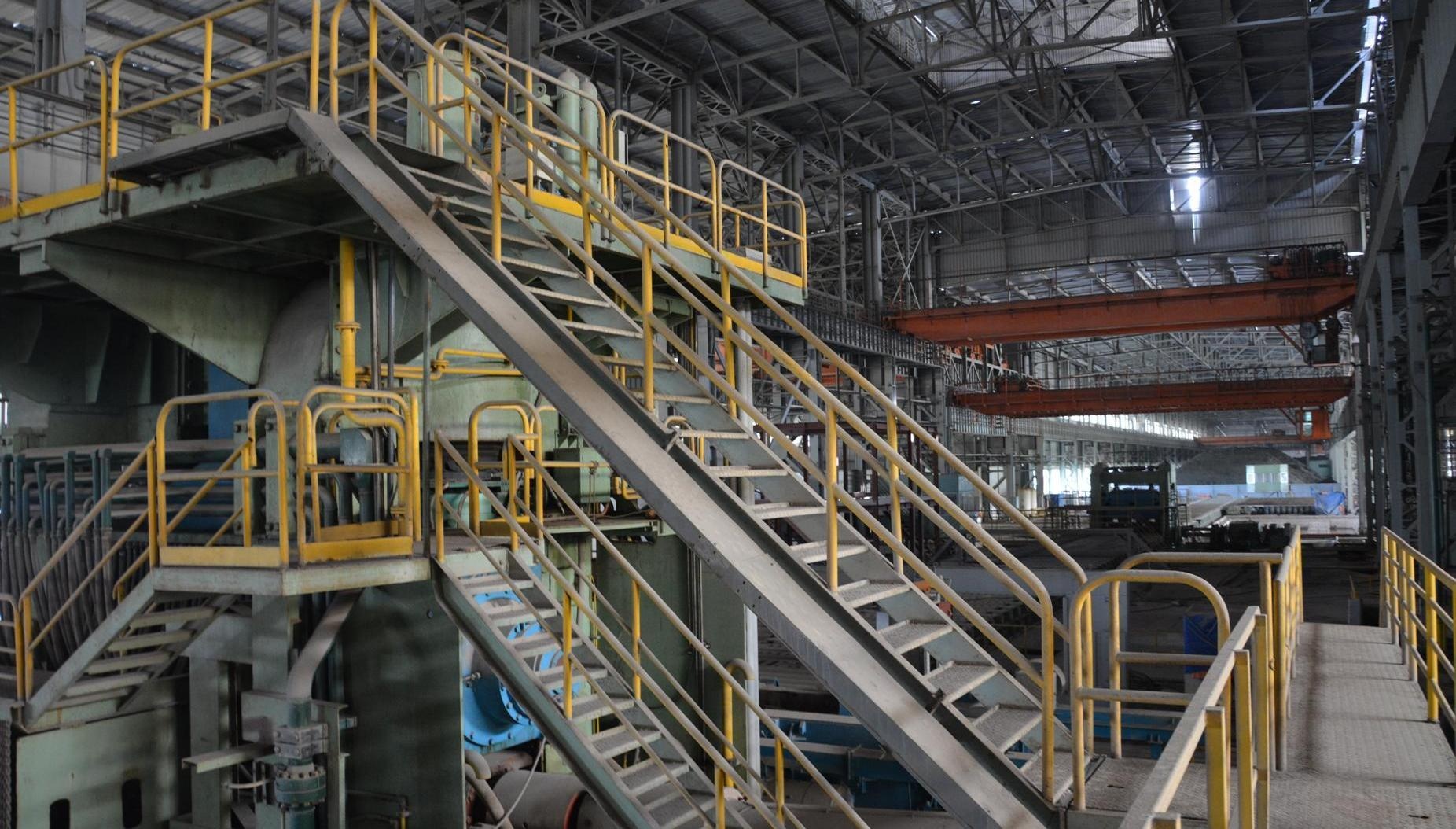 Ben trong nha may thep 3.000 ty bo hoang hinh anh