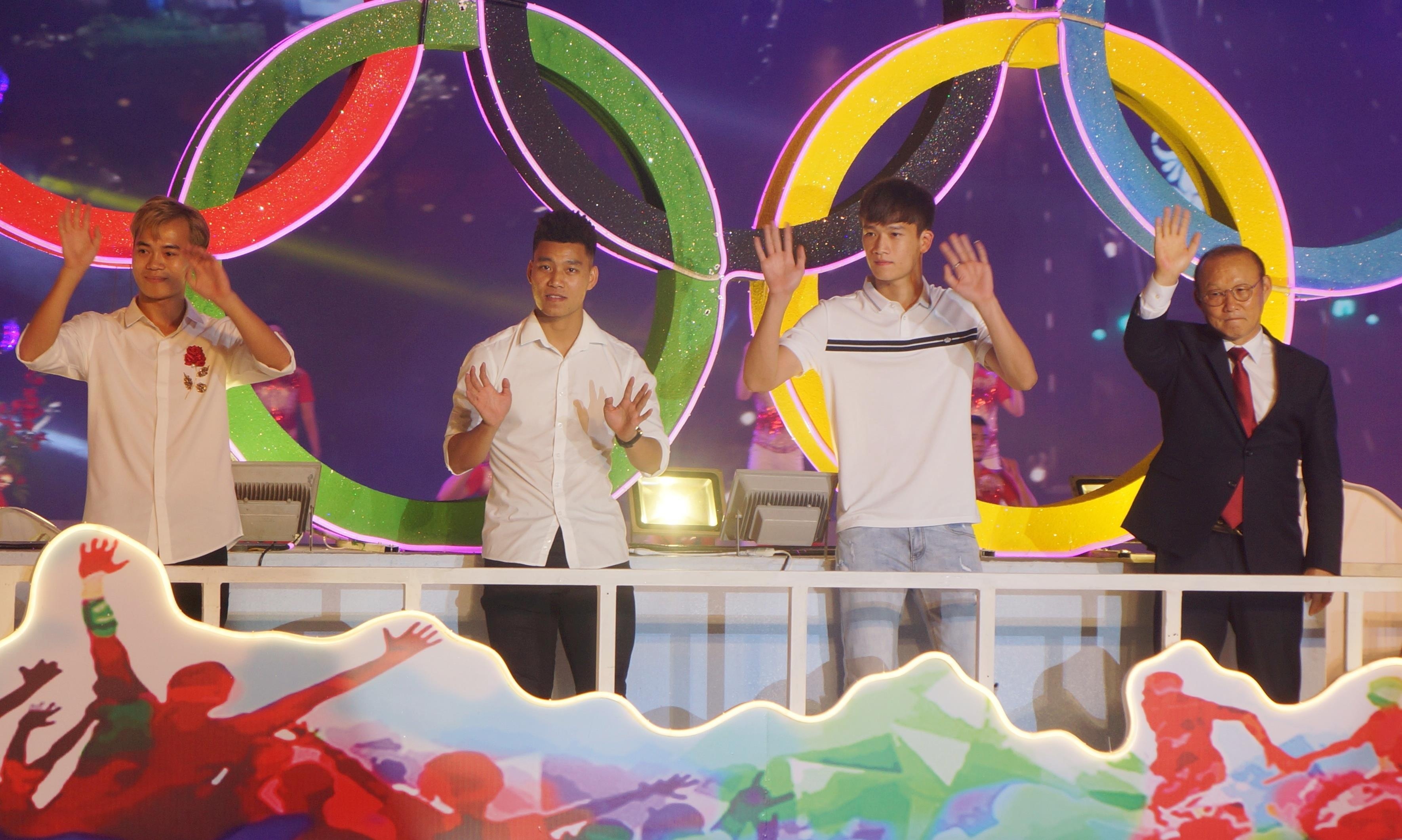 HLV Park Hang-seo cung 3 hoc tro du le hoi Anh sang Thanh Dong hinh anh