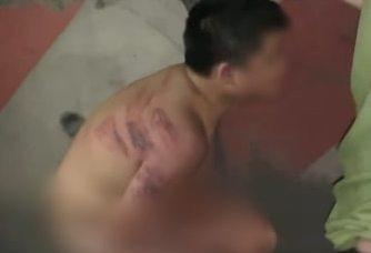 Me danh con bam tim, bat coi quan ao quy o via he hinh anh