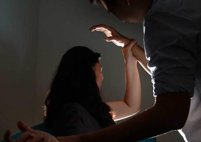 Tai xe cho khach vao doi mia, ep quan he tinh duc hinh anh