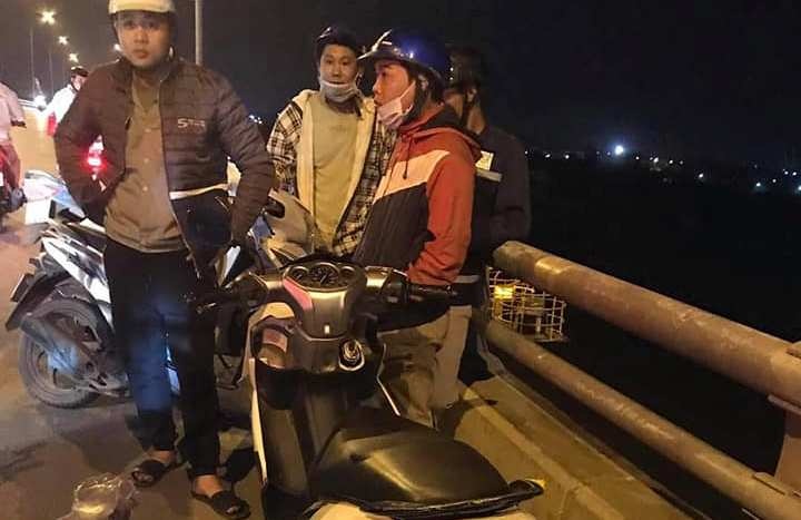 Nguoi phu nu om con nho nhay cau tu tu hinh anh