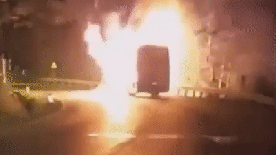 Xe giuong nam chay du doi trong dem hinh anh