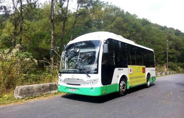 Xe buyt dien gan 10 ty lien tuc hong hoc khi thu nghiem o dao Cat Ba hinh anh