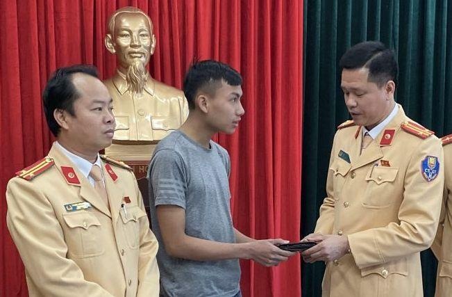 Nam thanh nien nhan lai chiec vi co 20 trieu hinh anh