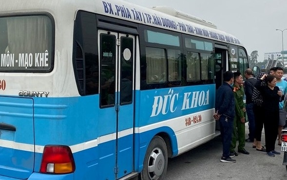 Tai xe xe buyt guc chet ben ghe lai hinh anh