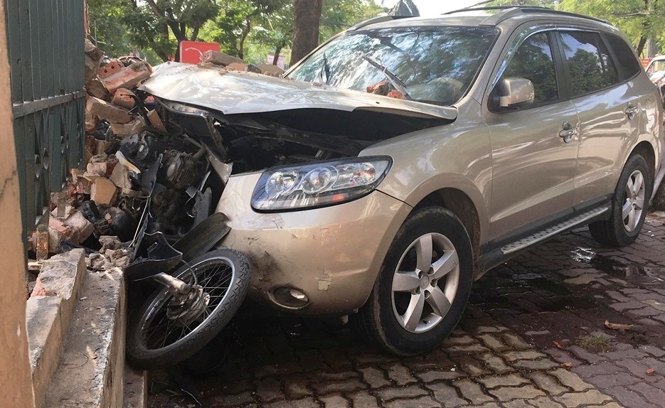 Santa Fe tong 2 nguoi bi thuong hinh anh