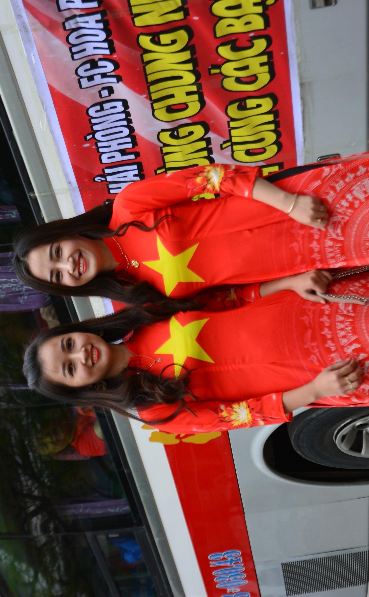 Xe sang dan doan CDV Hai Phong ve My Dinh co vu tuyen Viet Nam hinh anh