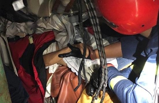 20 canh sat giai cuu 3 nguoi mac ket trong xe khach bien dang hinh anh