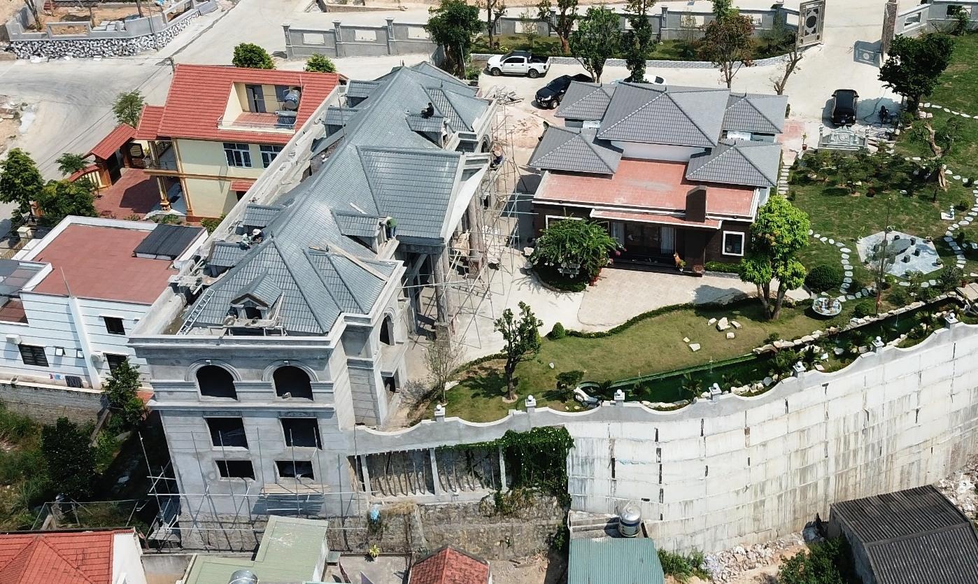 Xay biet thu khong phep tren doi o Ha Long hinh anh