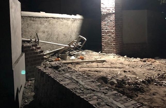 Sap cong nha dang xay, 2 nguoi tu vong hinh anh