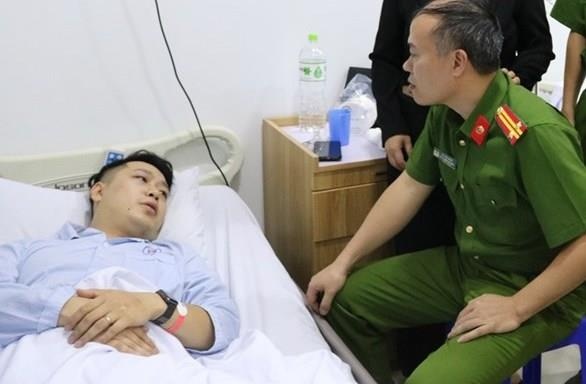 Thuong uy cong an bi thuong khi cuu thanh nien nhay cau hinh anh