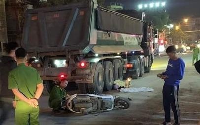 Oto tai cuon nguoi phu nu di xe may vao gam hinh anh