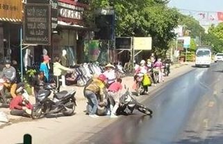 Nhieu nguoi di xe may truot nga do vet dau loang hinh anh
