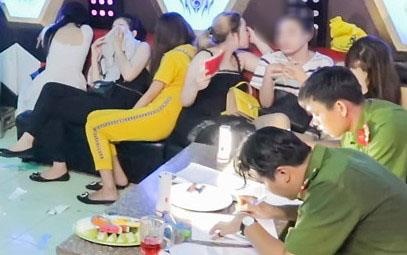 Chu quan karaoke dai 'tiec ma tuy' cho 60 khach moi hinh anh
