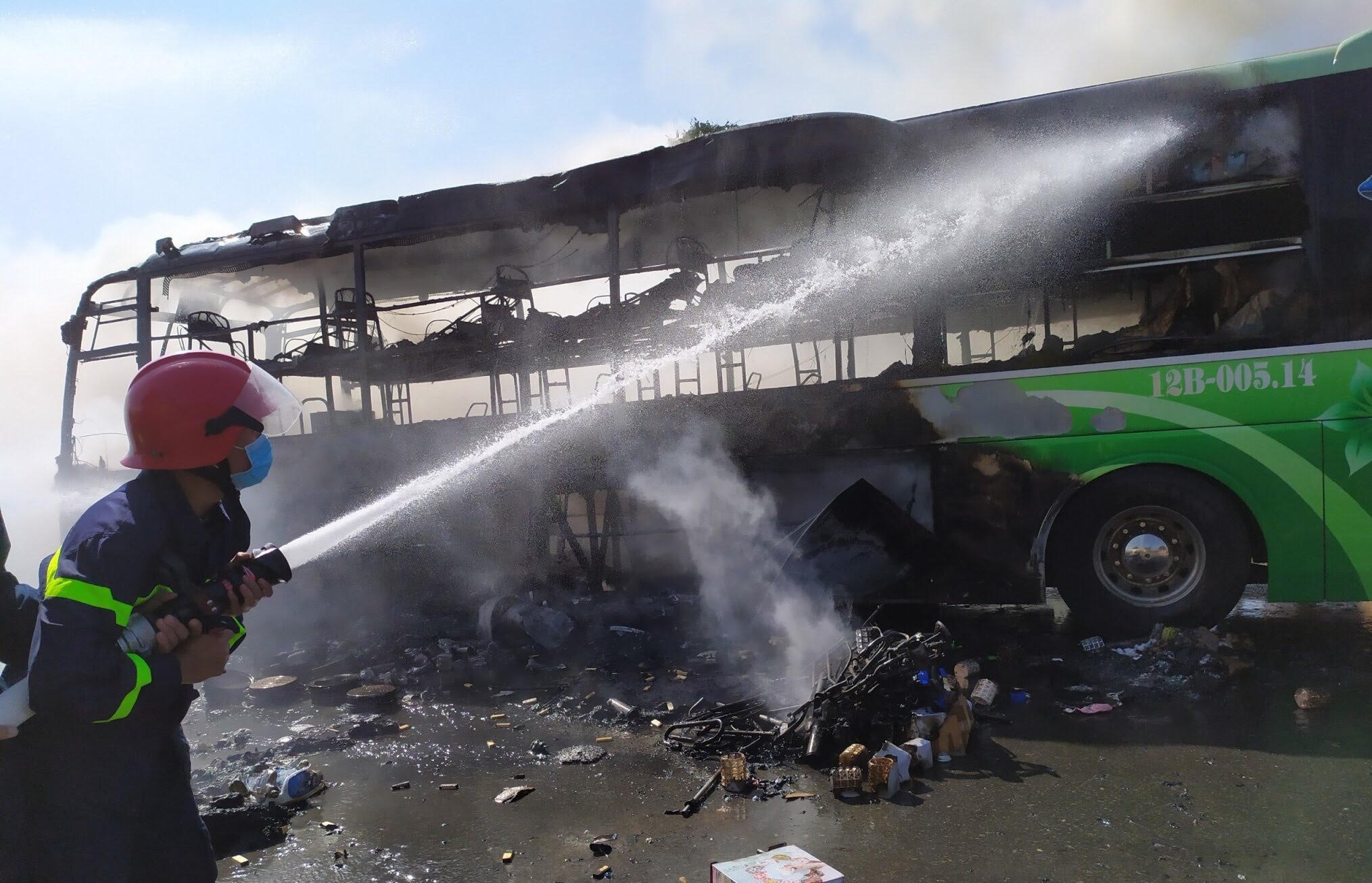 xe khách bốc cháy ảnh 2 xe khach boc chay anh 2