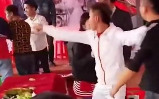 Hon chien tai dam cuoi, mot nguoi thiet mang hinh anh