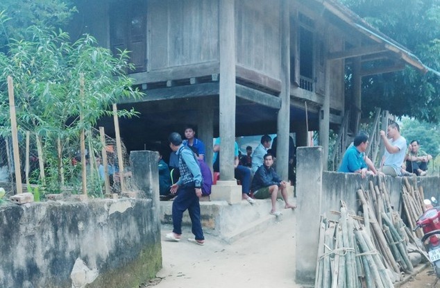 Chong ban chet vo trong luc di san hinh anh