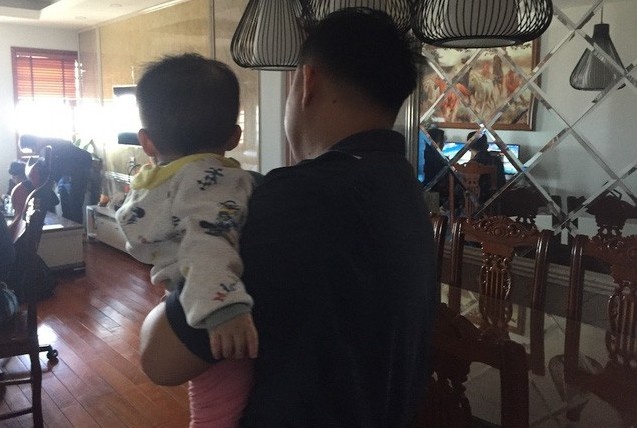 Tran tinh cua nguoi giup viec cam chan doc nguoc be 1 tuoi hinh anh