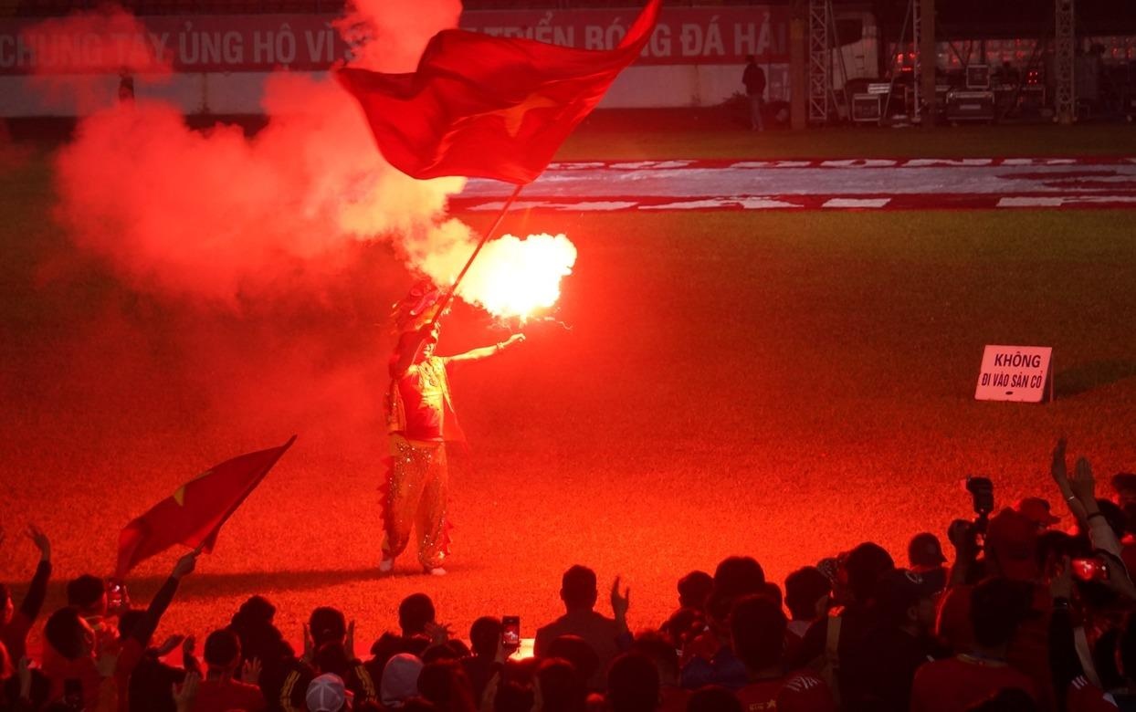 Chao lua Lach Tray do ruc dem U22 VN gianh HCV SEA Games hinh anh