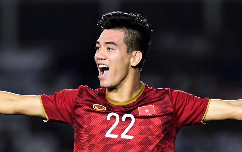 Cha me Tien Linh bay tu TP.HCM ra Ha Noi don con trai hinh anh