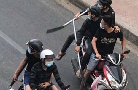 21 thanh nien hon chien bang kiem, sung hinh anh