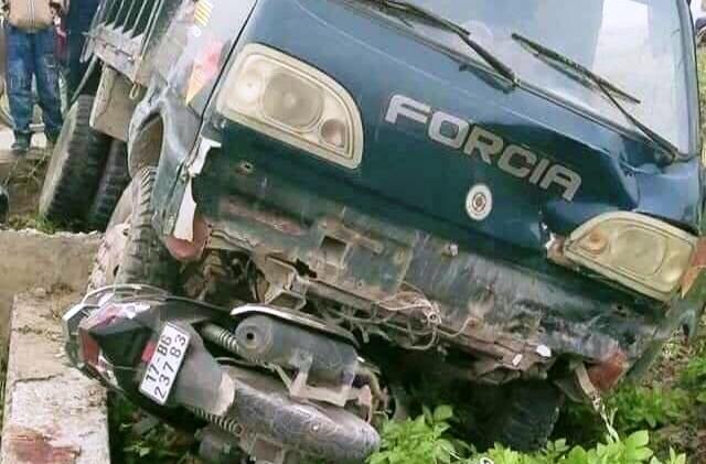 Nam giao vien bi xe tai can tu vong tren duong den truong hinh anh