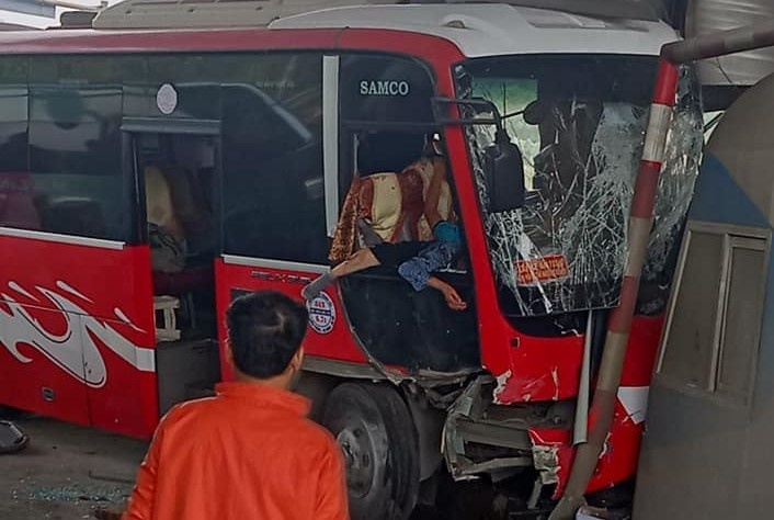 Xe khach cho 12 nguoi dam vao tram thu phi hinh anh