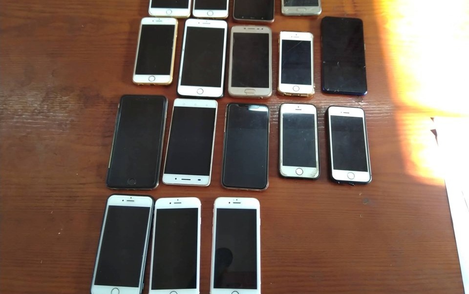 Trom 18 dien thoai o nha tho trong dem Giang sinh hinh anh