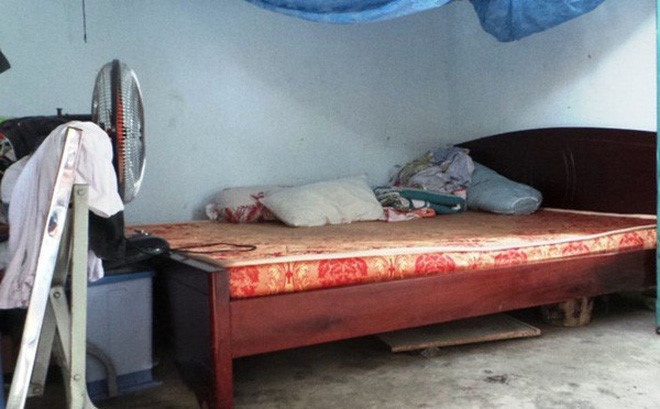 Vo tu vong tren giuong, chong chet trong tu the treo co hinh anh