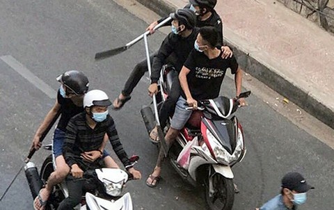 Hai nhom cong nhan hon chien, mot nguoi tu vong hinh anh