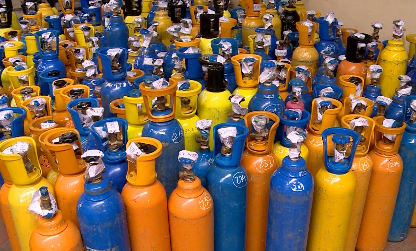 Phat hien 2 container chua hon 400 binh khi cuoi hinh anh