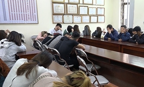 30 nam nu phe ma tuy tap the trong quan karaoke hinh anh