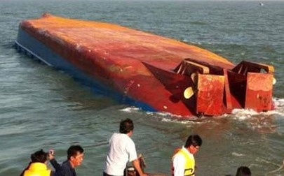 Chim tau hang 850 tan, 7 nguoi thoat chet   hinh anh