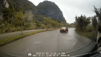 Lui oto ne chot kiem tra nong do con hinh anh